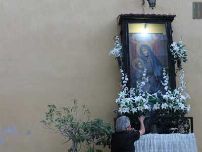 Nella strada di Santa Maria del Buon Consiglio un'anziana cura un'edicola dedicata alla Madonna